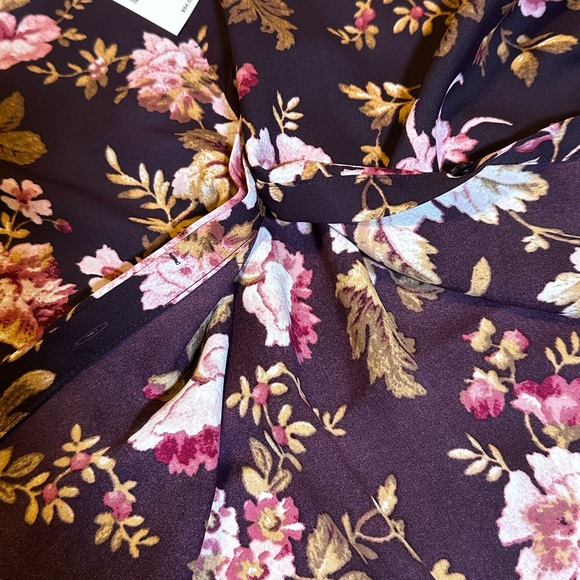 COPY - EXPRESS Portifino Button up top!! Beautiful maroon floral design size la… - Picture 6 of 8